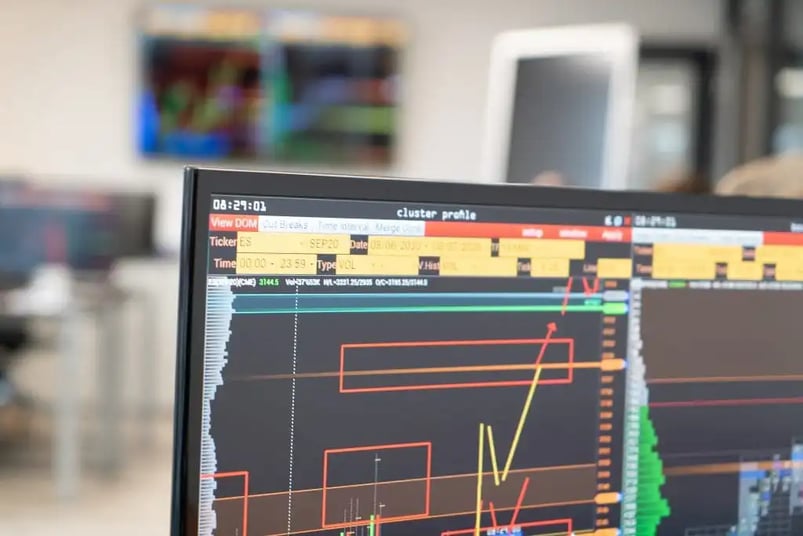 Bildschirm im Fokus beim Trading