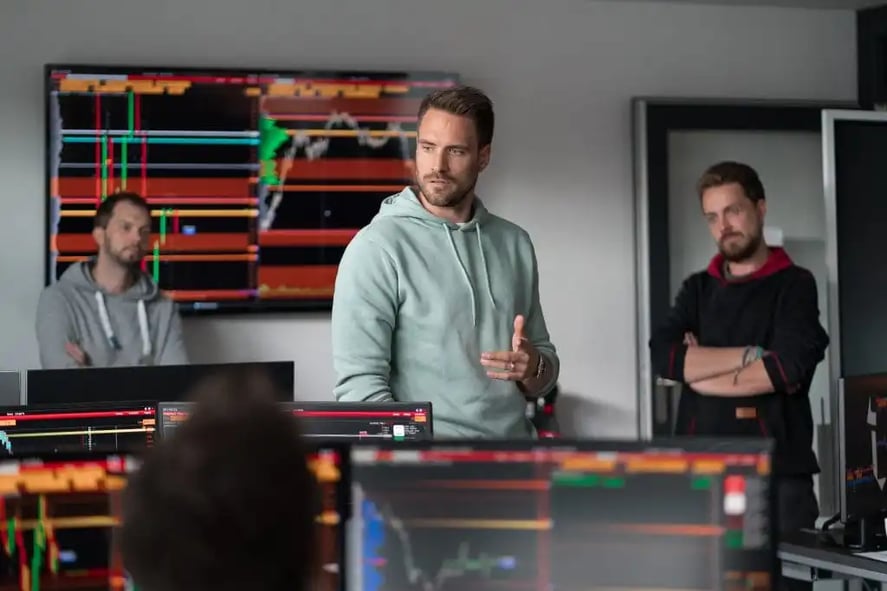 Marcus unterrichtet am Tradingfloor