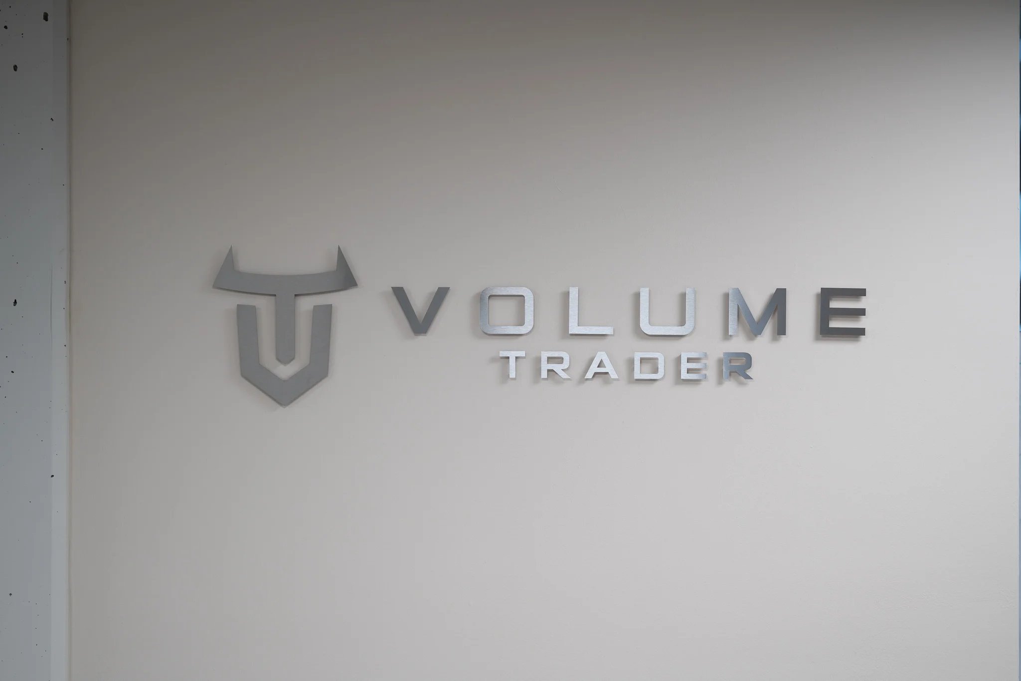 Auf dem Bild kann man das Logo von Volume-Trader erkennen, welches sich in der Bildmitte befindet