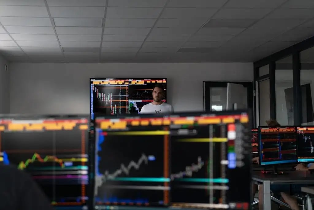 Tradingfloor Braunschweig Blick auf den Monitor