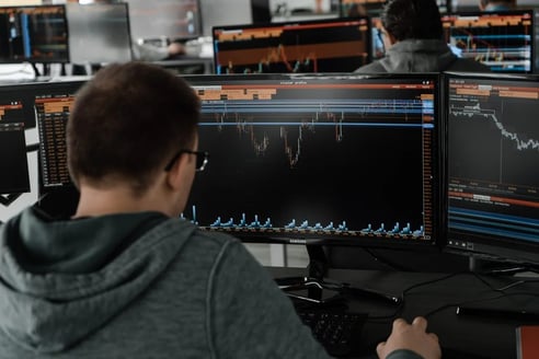 Tradingfloor Braunschweig Schüler tradet an PC